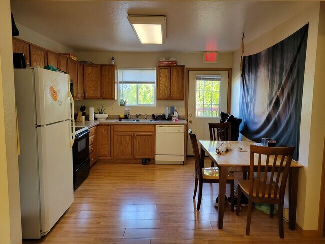 Building Photo - 5 Bedroom Duplex Unit