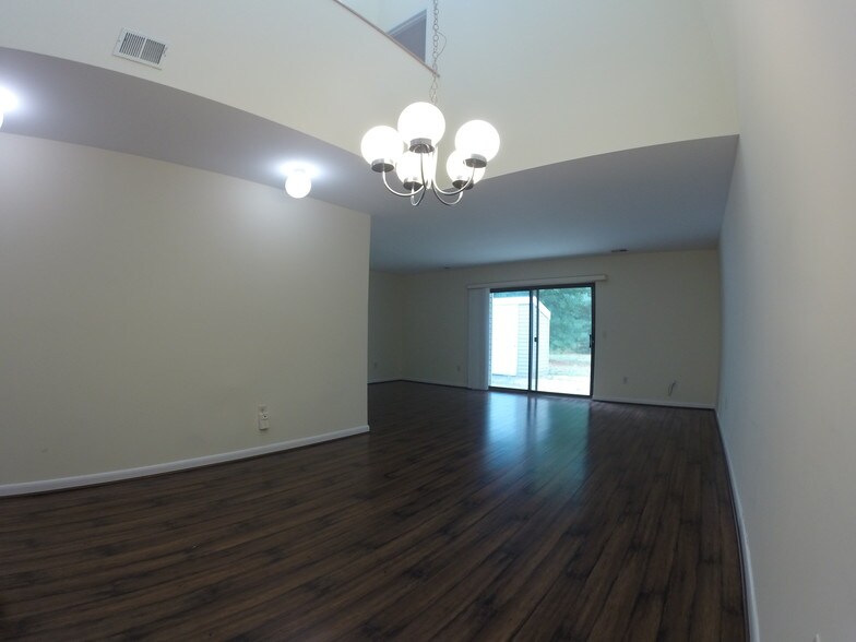 Building Photo - 23 Gloria Ct