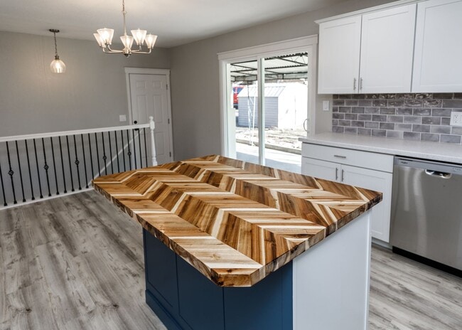 Building Photo - Newly Remodeled 5 Bed Home with Huge Yard