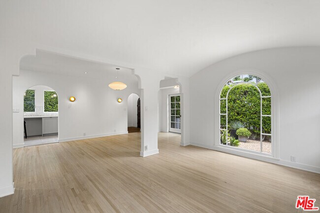 Building Photo - 435 Westmount Dr