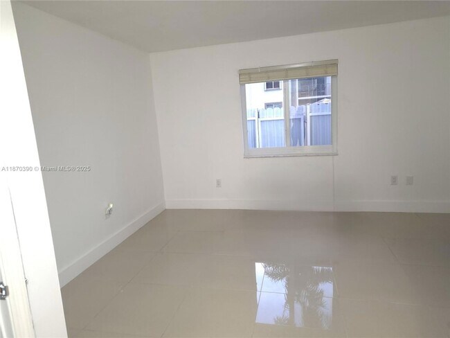 Building Photo - 1120 NW 124 Pl
