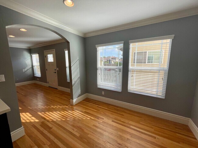 Building Photo - Stylish 2BD Golden Hill Gem | A/C, Bonus R...