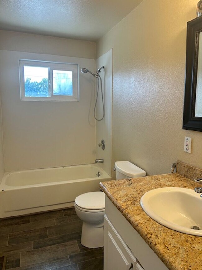 Building Photo - Single Level 3 Bedroom 2 Bath House in Rohnert Park