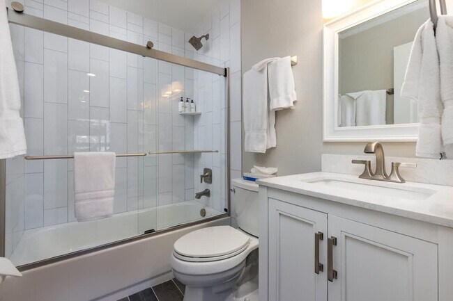 Building Photo - 815 Columbine Rd