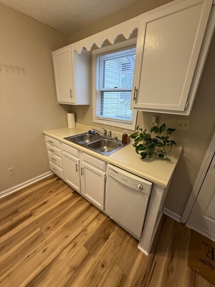 Building Photo - 719 Main St