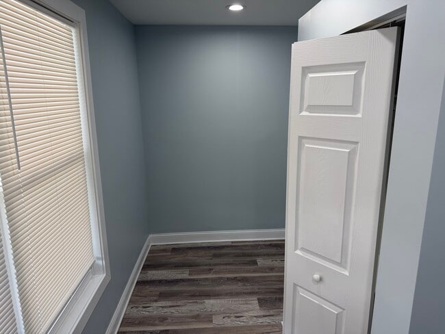 Building Photo - 218 S 14th Ave