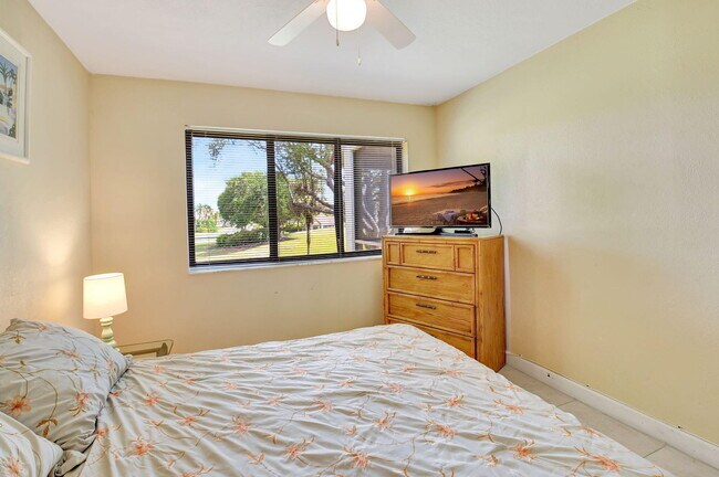 Building Photo - 5715 Fairway Park Dr