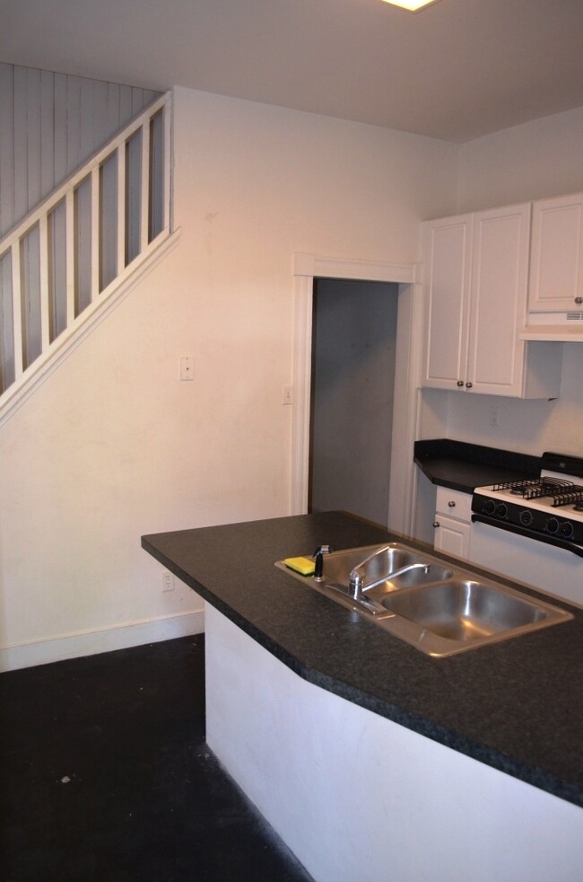 Building Photo - MAIN218B