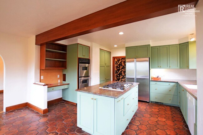 Building Photo - Timeless 4 Bedroom in West Montclair