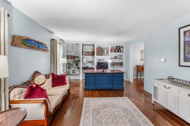 Building Photo - Beautifully Updated 4 Bedroom, 2.5 Bath Home in Fairview