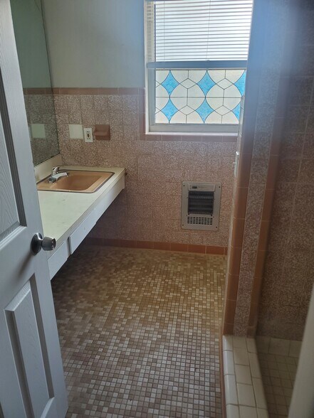 Bathroom - 916 E Lime St