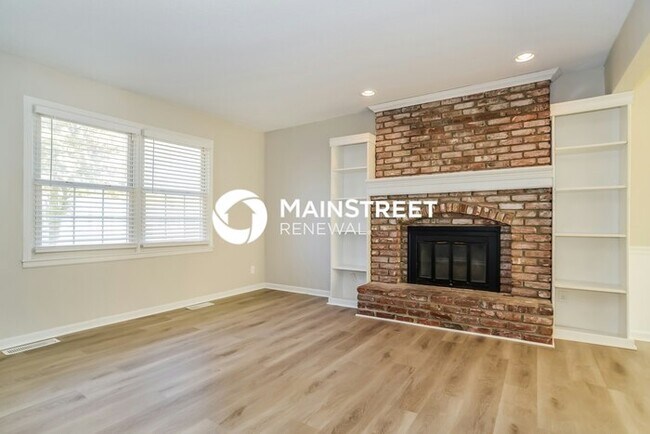 Building Photo - 3 Bedroom Pet-Friendly Home in OLATHE, KS with Main Street Renewal