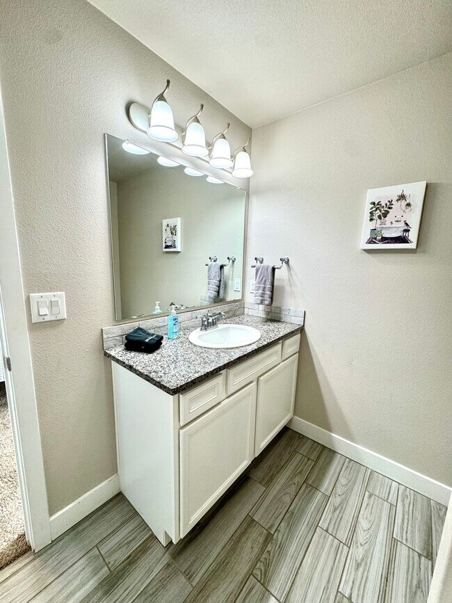 Building Photo - Furnished Rental 3 bed 2 bath Minimum of 30-day stay