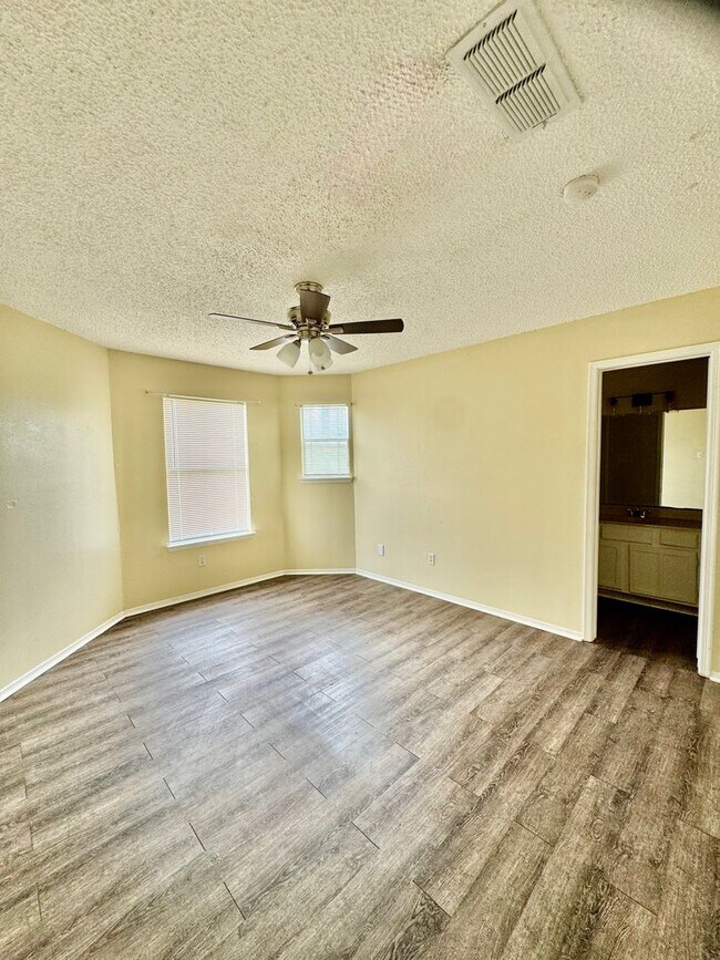 Building Photo - New Rental! 2-Story Townhome in Calallen –...