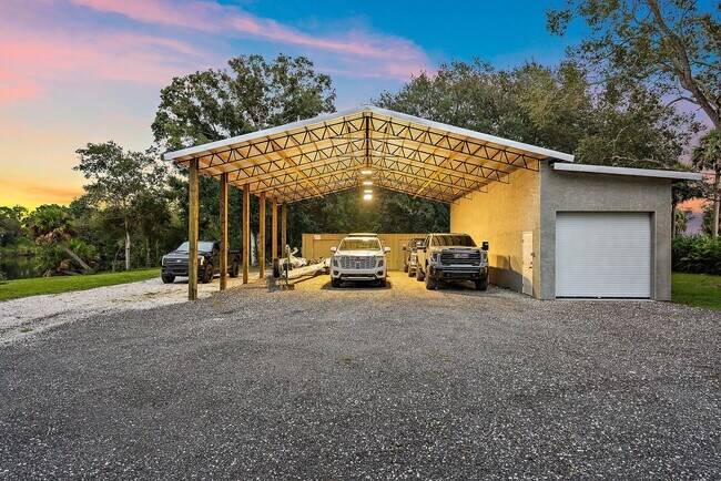 Building Photo - 12955 SW Kanner Hwy