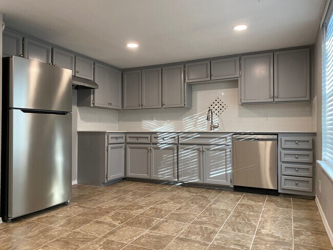 Building Photo - 2 Bedroom Duplex near Lake Overholser