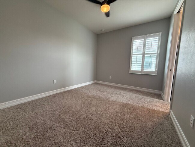 Building Photo - Beautiful Townhome in Lutz