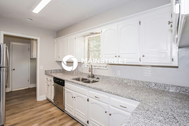 Building Photo - 445 Larkspur Ct