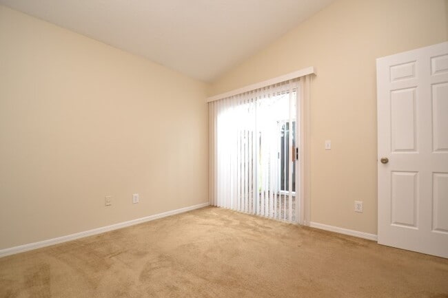 Building Photo - Cute 3 BR/2 BR Home  ~ Community Pool ~ Fe...