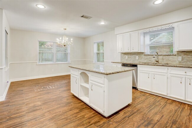 Building Photo - 5751 Creekbend Dr