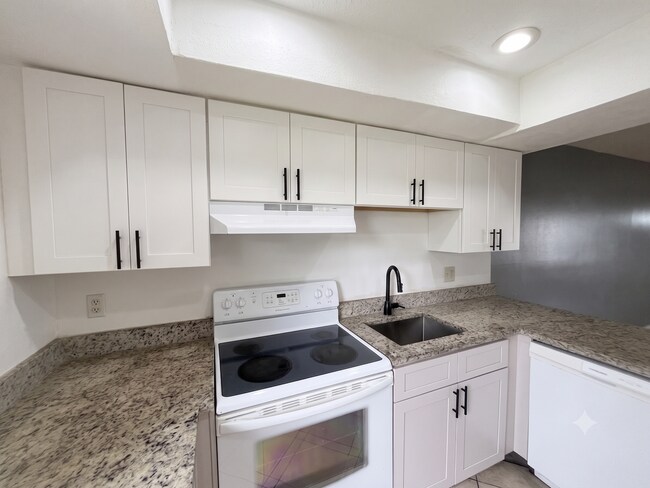 Building Photo - 72 Las Brisas Way