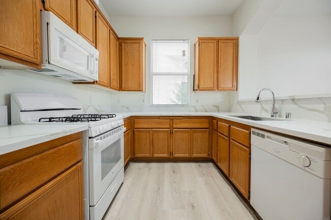 Building Photo - Honey, I’m Home! This Lovely 3 Bedroom, Two-Story Home Is Located In Summerlin.