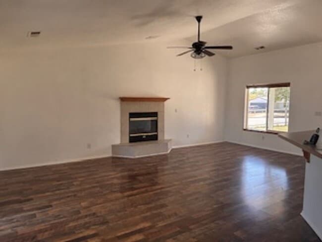 Building Photo - Corner lot in Golden Hills 3bdrm, 2 bath