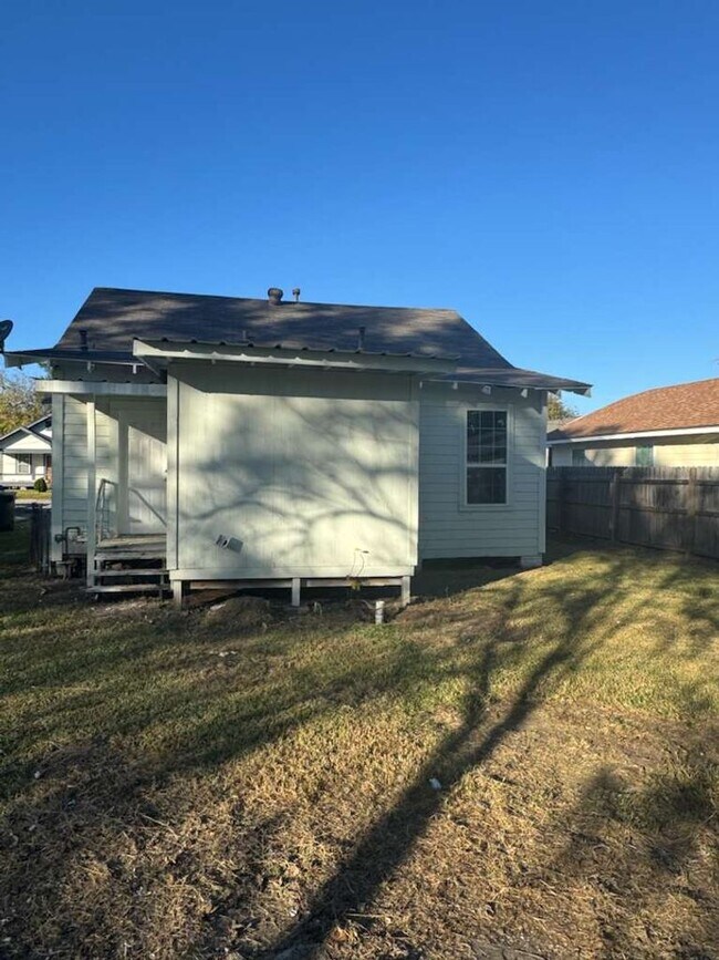 Building Photo - 160 E Elgie St