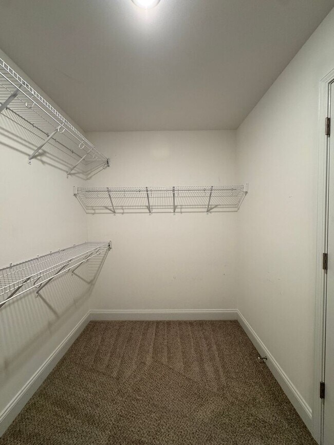 Building Photo - Beautiful 4 Bed 2.5 Bath Home with Fenced Backyard