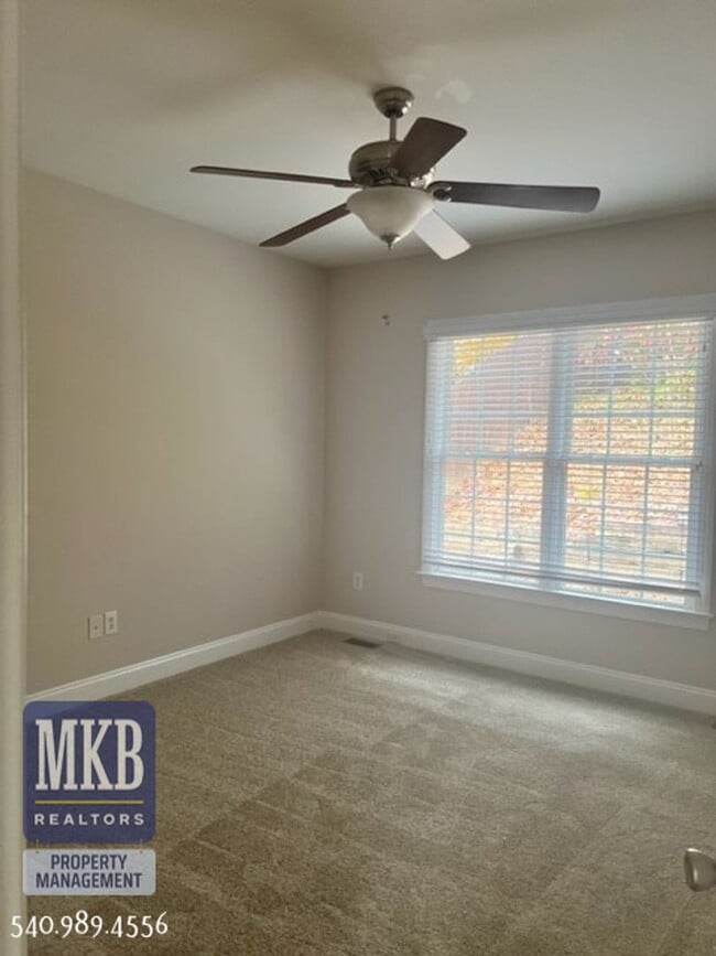 Building Photo - Spacious 3 Bedroom/ 2.5 Bath Home