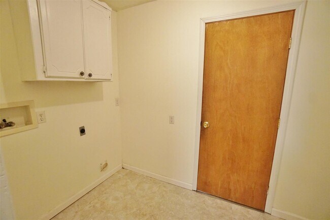 Building Photo - Cute 3 bed, 2 bath home near campus
