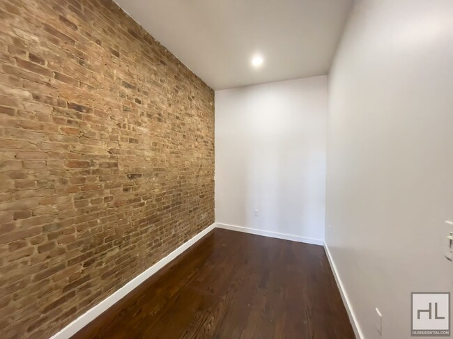 Building Photo - BEDFORD AVENUE / Spacious 3-Bed 1-Bath / G...