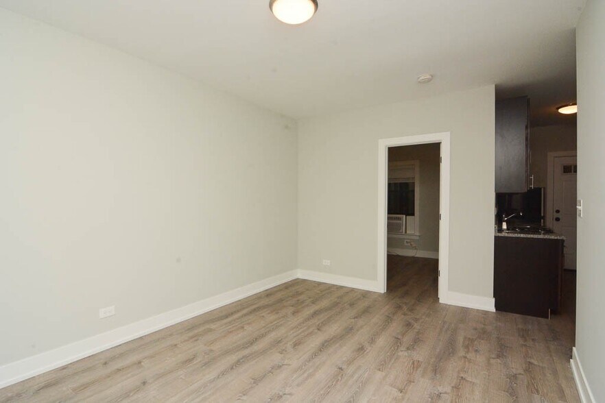 Building Photo - 735 W Brompton Ave