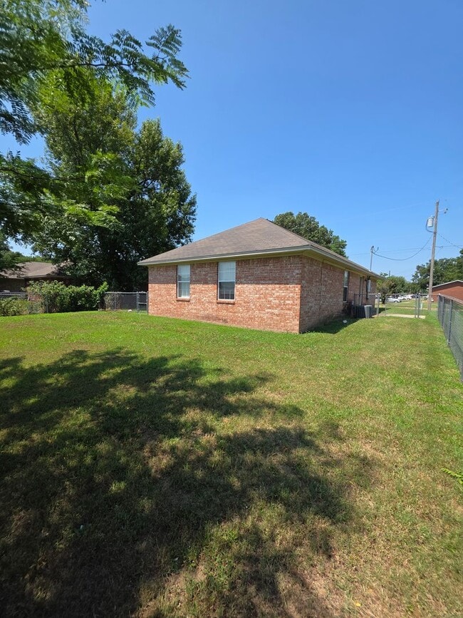 Building Photo - 915 S Oswego Ave