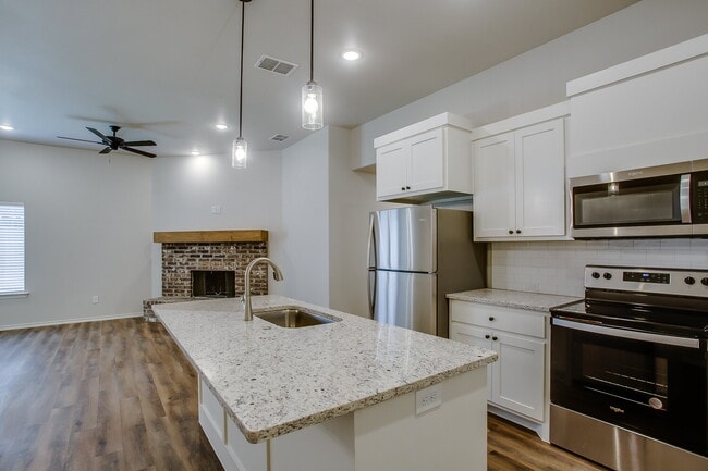 Building Photo - 1/2 off First Months Rent! Wonderful Townh...