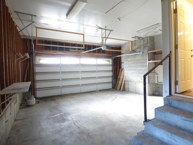 Building Photo - 5 Bd 3 Ba Home in Sandy