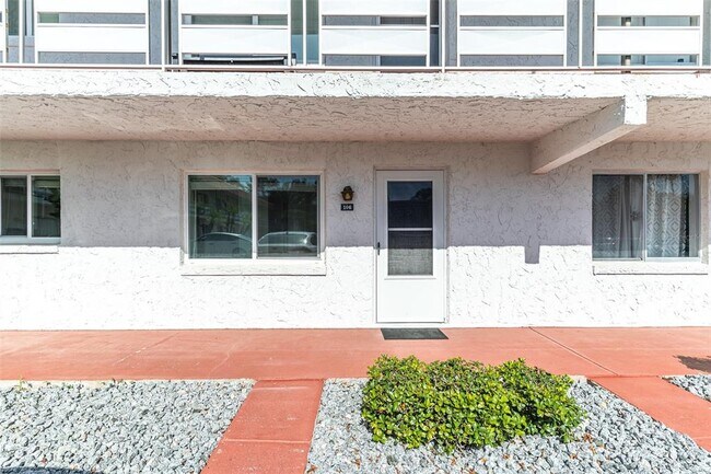 Building Photo - 1100 Martinique Dr
