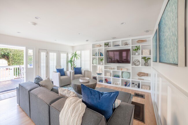 Building Photo - 204 30th St