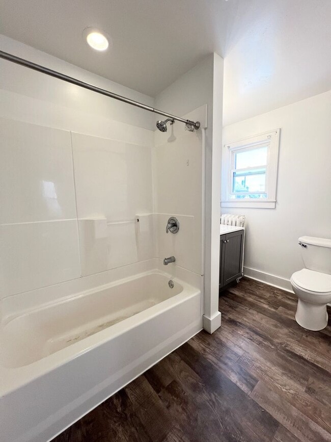 Building Photo - AVAILABLE JUNE - 4 Bed 2 Bath w/ Bonus Room & Garage