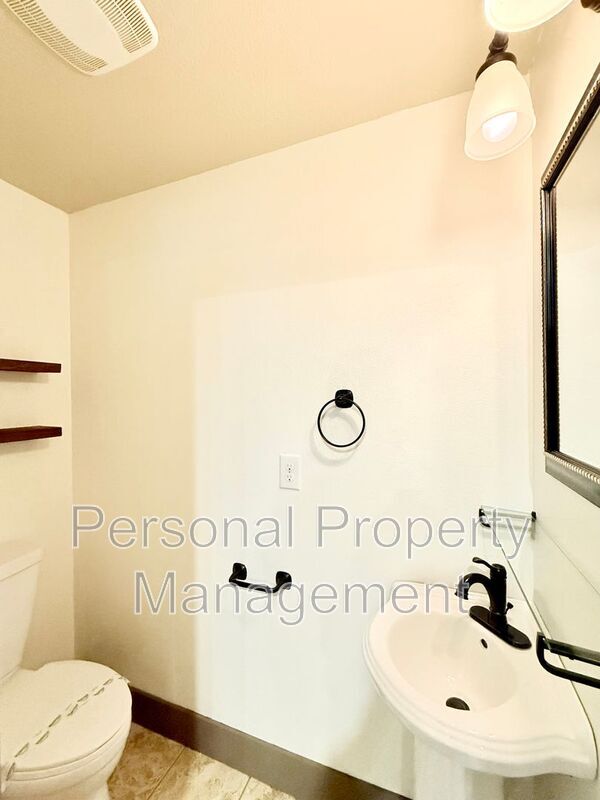 Building Photo - 16205 NE Leaper Rd