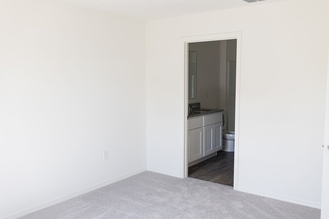 Building Photo - 721 Hillview Loop