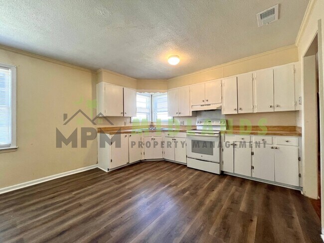 Building Photo - 1205 Faraway Dr