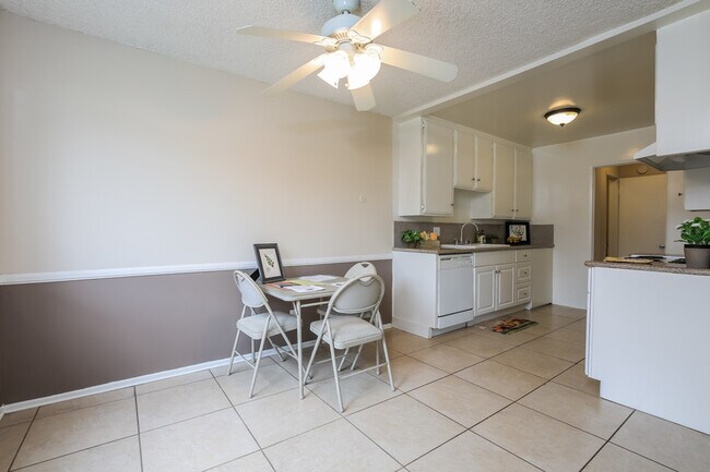 Building Photo - 220 E Live Oak St