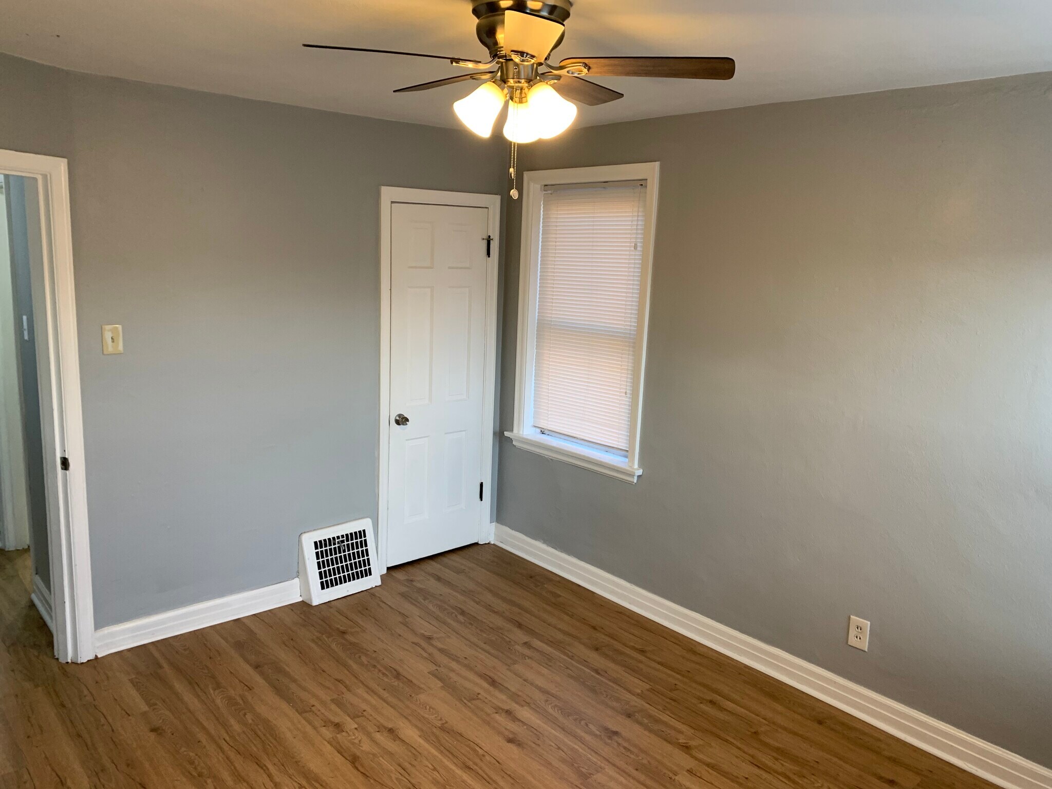 Building Photo - 4960 Kemper Ave