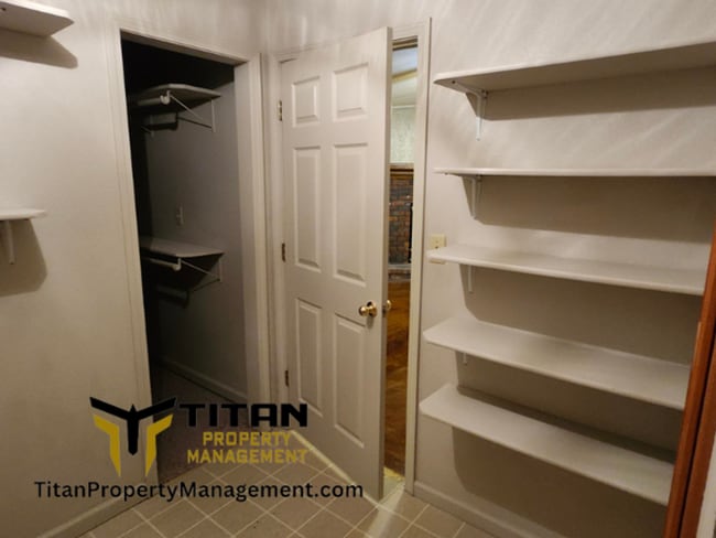 Building Photo - 3b/2b house