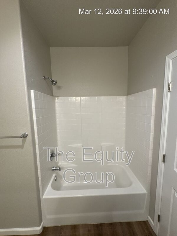 Building Photo - 518 S Summit St