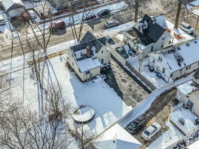 Building Photo - 552 Simms St