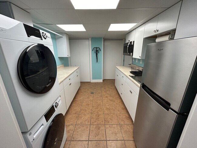 Building Photo - Central AVL - Custom Built, Made for Enter...