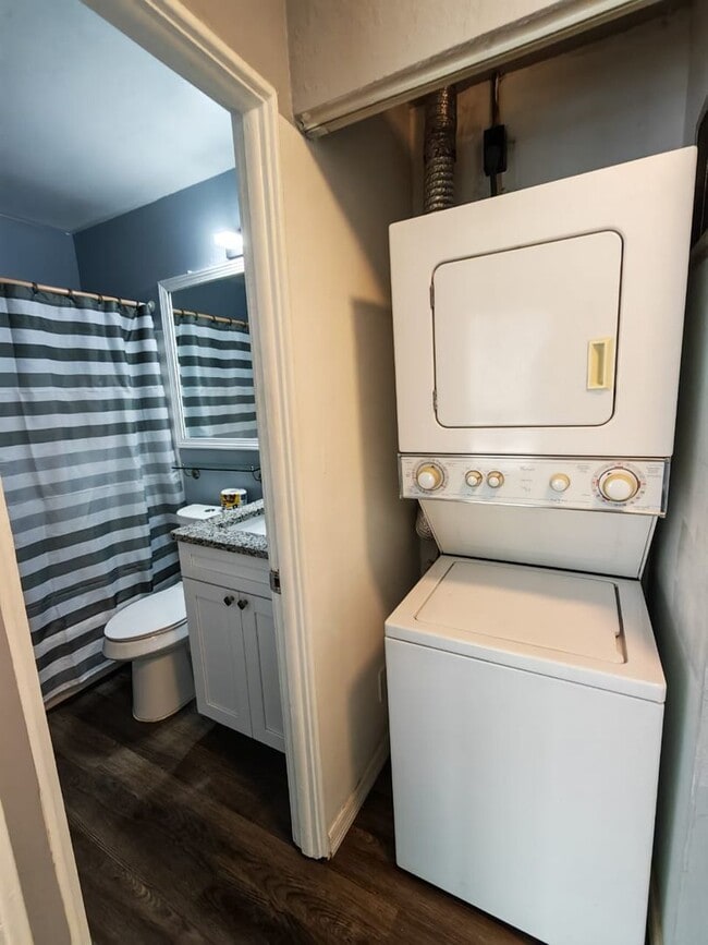 Building Photo - Charming 2-Bedroom Duplex Near Fossil Park...