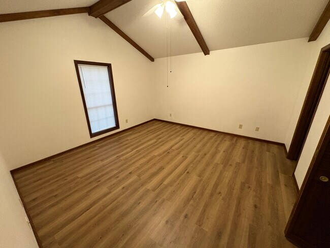 Building Photo - 541 Lakeside Dr